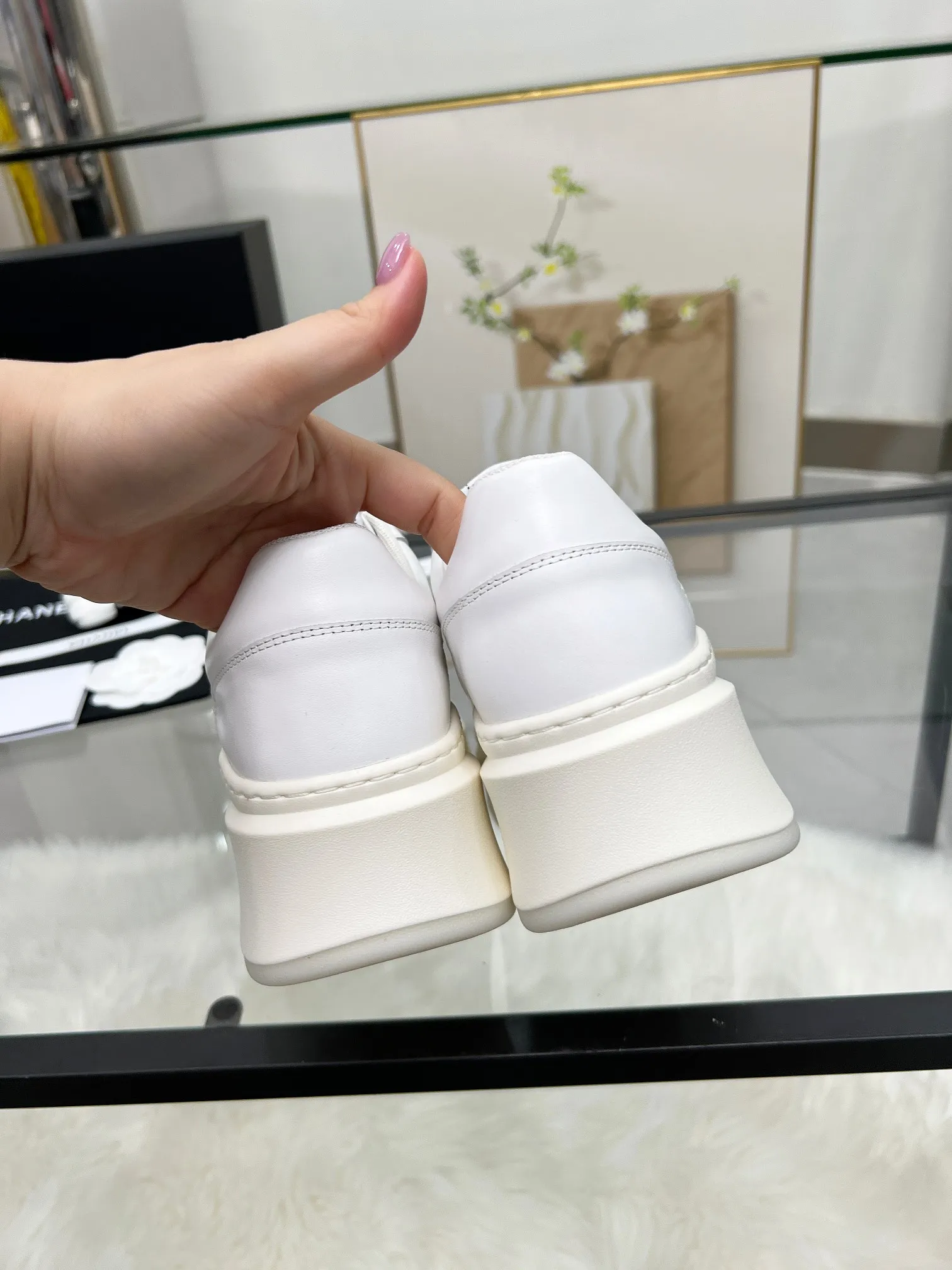 👟👟Ex-factory price 480👟👟 CHANEL 25C spring and summer new sports shoes official website is available at the same time ❤️ Counter out-of-stock kings. Major bloggers are recommending new styles on social days. This season’s new styles are simply eye-catching and look great on the feet. The casual casual sports style is refreshing and natural, interpreting Chanel’s fashionable femininity. The overall customization makes all sports models on the market at that time obsolete. This series is now available for sale! The upper is made of custom imported pebbled calf leather ➕ custom frosted calf leather. The lining is made of original one-to-one professionally customized mesh. Hardware accessories. Original full set of molds (not common in the market). Original custom molded TPU combination outsole. Height 4 cm. Women's size 35-39.